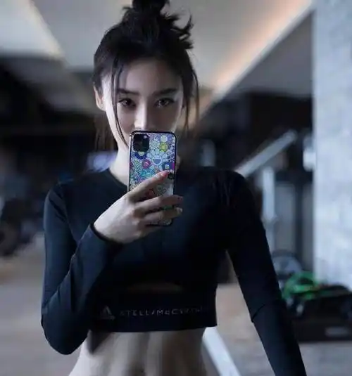 健身天赋袁姗姗再次展示腹部肌肉,并在衣服下切割_腹肌_时尚_运动