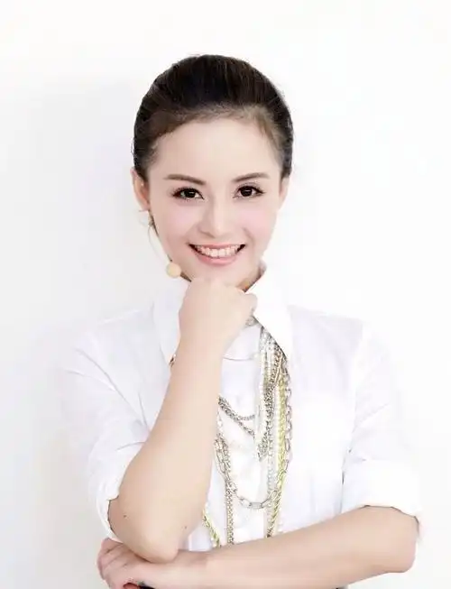 她是张杰前女友,和谢娜同年,10岁担任主持,现分享生活无人问津