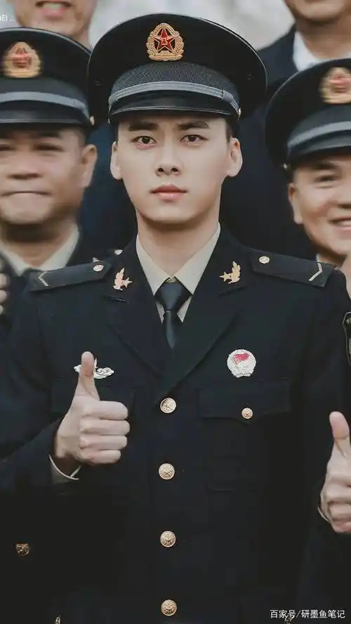 李易峰0504生日快乐,33岁活成了18岁的样子!_军装_贝德玛_号手
