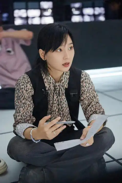 周笔畅密逃4豹纹衬衫造型剧照##周笔畅密逃4惊心offer上高清剧