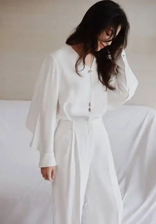 刘涛白色套装优雅生活照写真_短发_长裤_同色系