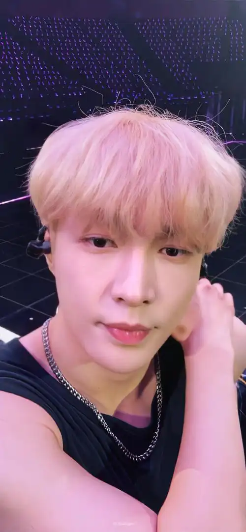 张艺兴边直播边彩排#太可爱噜93@张艺兴