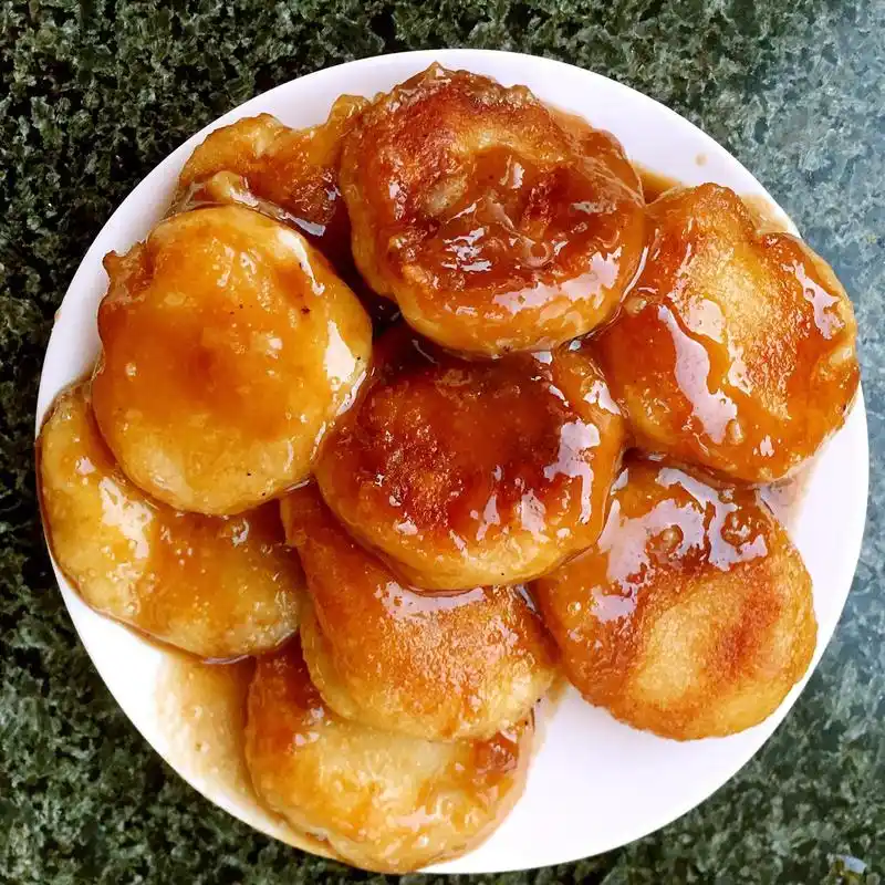 糖油粑粑,糖油粑粑是湖南的一种特色小吃,是一种油炸的食品,外面有一