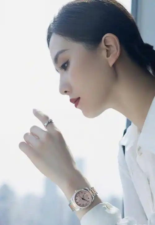 刘诗诗出席活动造型,梳起利落马尾,白衬衫黑长裤,优雅干练_刘英俊