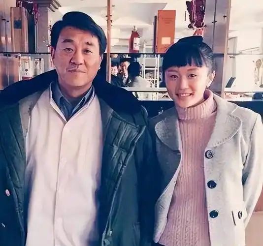 原来她就是何冰的老婆,结婚27年生下帅气儿子,如今21岁子承父业