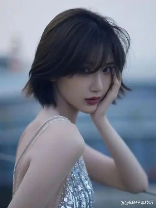 毛晓彤短发的魅力在于其冷艳与甜美并存,给人