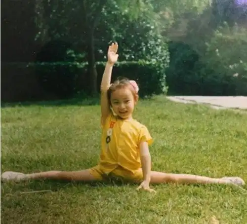 倪妮童年照曝光从小气质好还能秀一字马