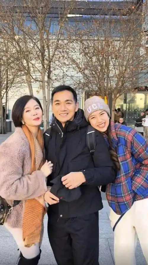 从机场出来后,卢燕立即在路边踮脚向老公献吻,甜蜜满载,而骆达华也