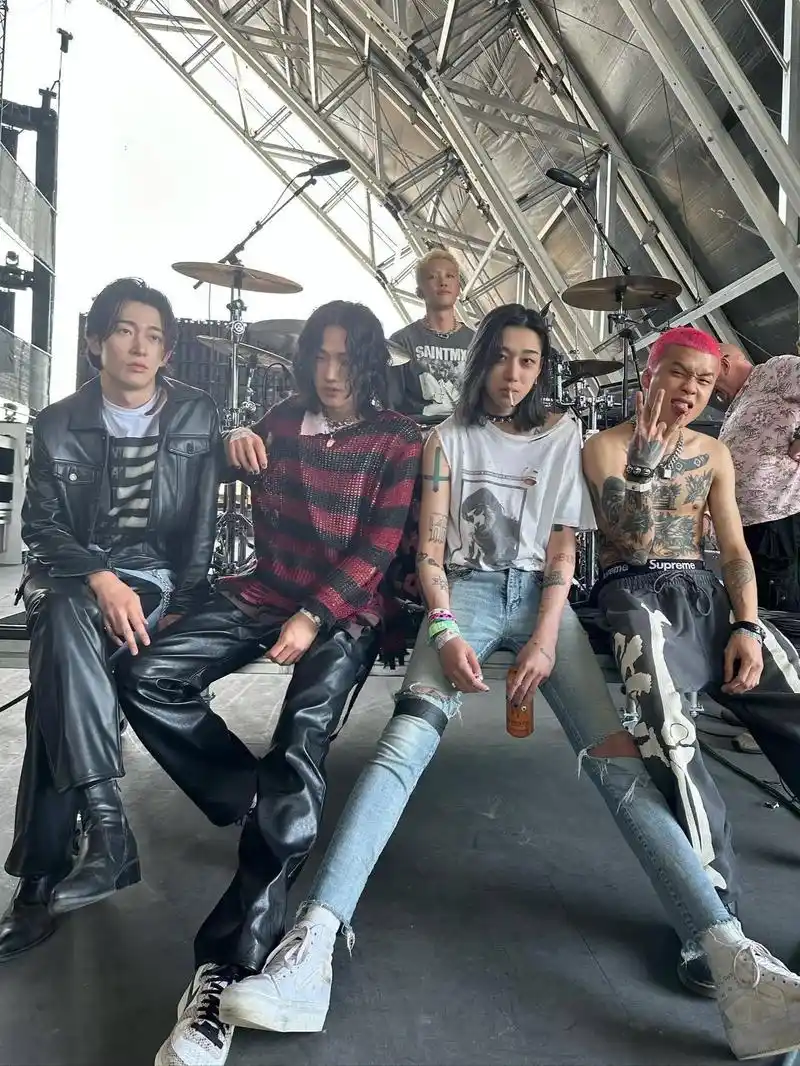 南韩财阀公子哥loren乐队成员的合照.