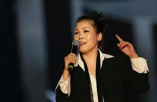 58岁田震晒泳装照!网友喊她上《歌手》刺激那英,理由把人看笑了