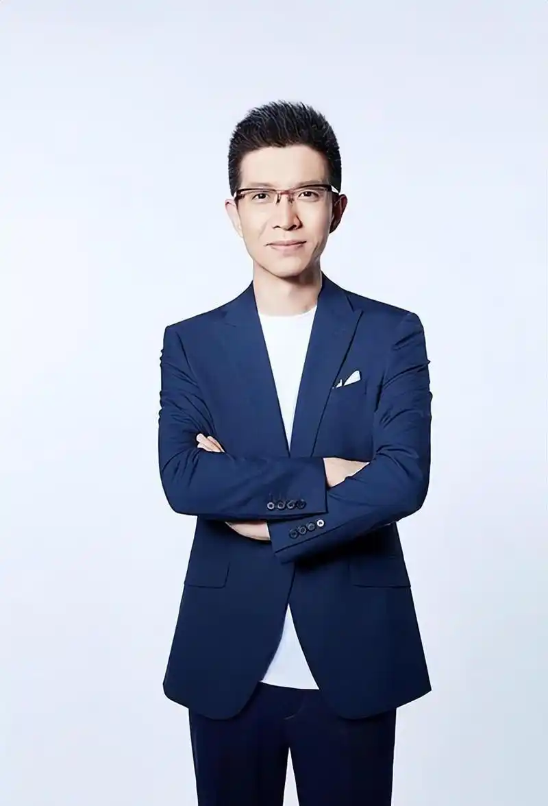 朱广权:事业辉煌却情路坎坷,期待真正的幸福 央视主持人朱广权虽然