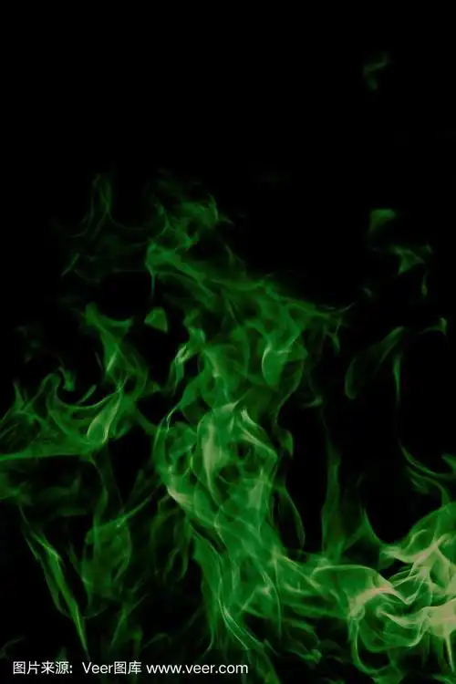 黑色背景上的绿色火焰