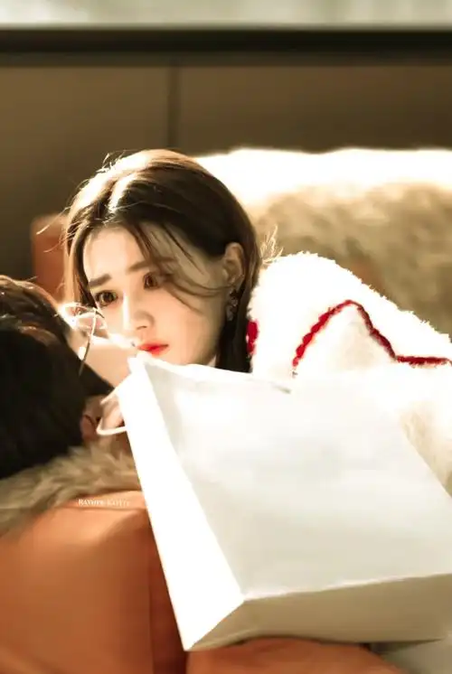 徐璐超话78董董恩‖徐璐剧照#徐璐金牌客服董董恩