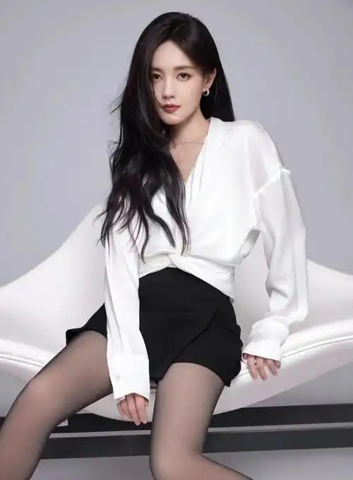 李一桐:丝袜下的完美曲线与俏皮性感