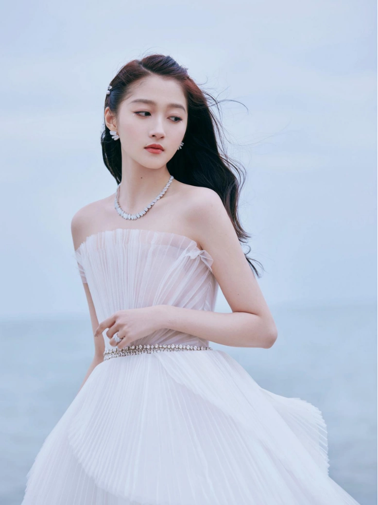 关晓彤再次美出新高度穿白色抹胸礼服清新大气美得像仙女