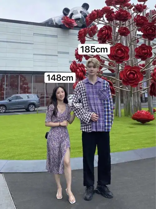 148cm小矮人和185cm白雪王子|紫色情侣穿搭_情侣穿搭_重庆自由行热门