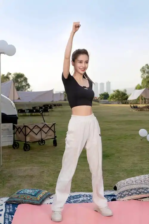 杨颖穿露腰运动装马甲线抢镜, 梳高马尾辫笑容灿烂,网友称赞重回18岁