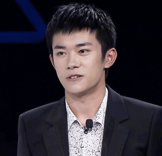 易烊千玺剃平头出席发布会,解锁全新登场方式,总裁范儿十足