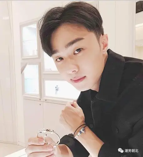 男生头发长了别乱剪,试试这几款潮流发型,越看越帅气!