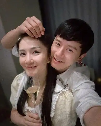 在接受采访时,谢扬功表达了他对家庭,事业和女婿张杰的深深赞美.