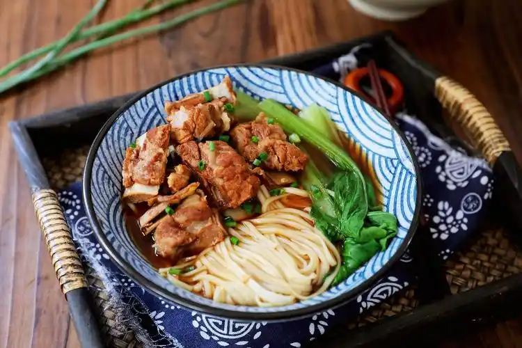 红烧排骨面, 汤汁鲜香,色泽诱人