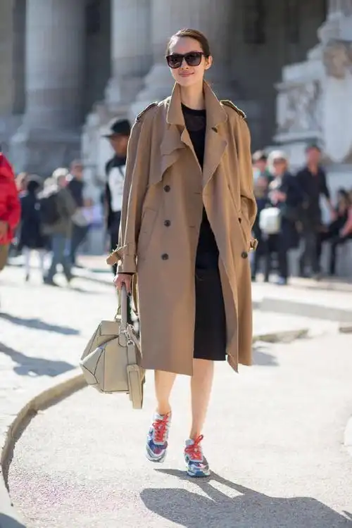 女生如果也想赶这种潮流,最好要搭配上高跟鞋,才不会被拉低了身材比例