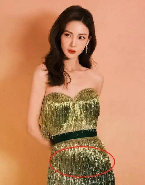 紧身衣服没穿对多丢人?刘涛扣子崩开,柳岩特别土,金晨变小肚婆