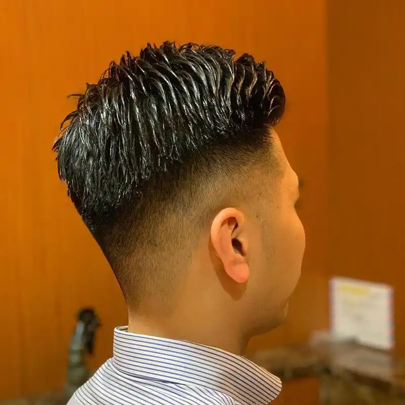 对于年轻一点儿的男士可以选择三面光搭配顶部碎发不连接,三面推光