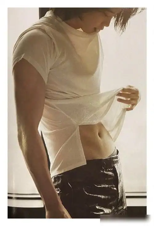 钟硕《elle》画报,魅力中长发,优越肌肉线条,魅力不减反增|elle|腹肌