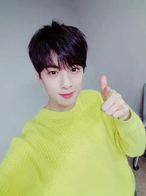 这世界有个可爱的男孩子是车银优啊