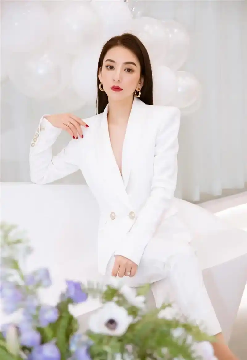 天王嫂方媛出席活动,穿"真空西装"好飒,五官立体像极超模