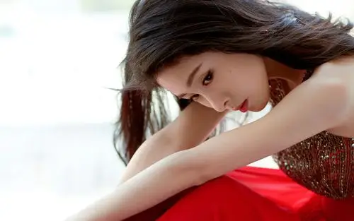 张碧晨优雅性感写真桌面壁纸