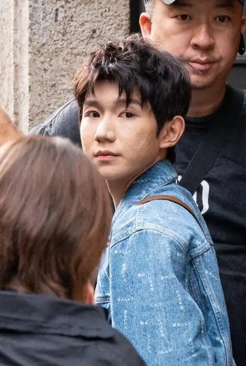 脸上坑洼痘印明显,粉丝咬定被p黑图_腾讯新闻