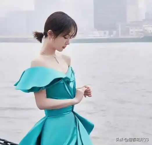 杨紫身穿各种礼服裙,美得就像一个小公主,亭亭玉立,温润甜美_长裙