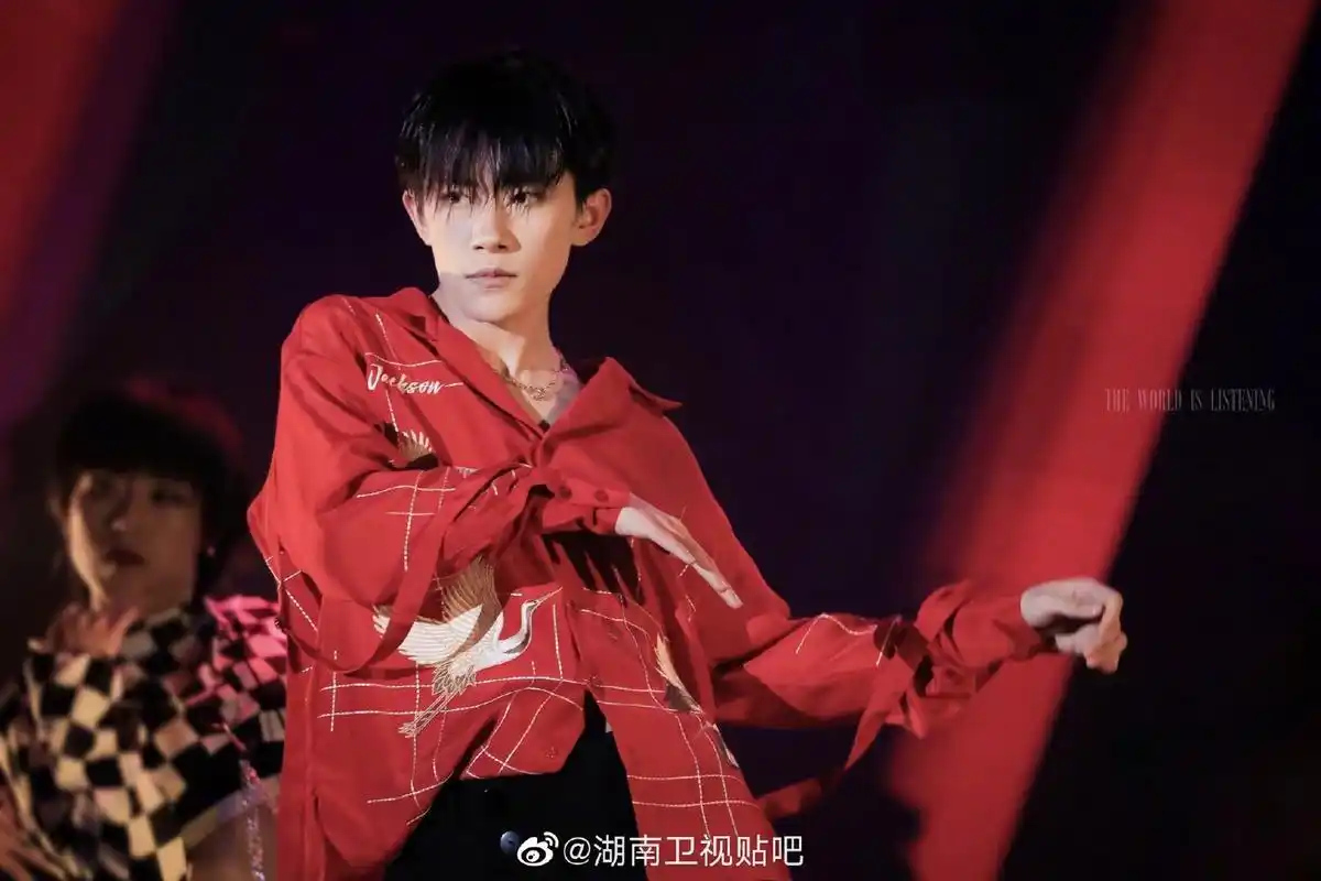 飒住全场的红衣造型 易烊千玺与红色锁了