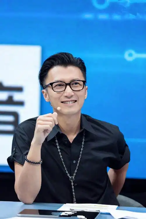 原创谢霆锋出席综艺,身穿黑色衬衫而且还梳了个背头,很酷又很帅!