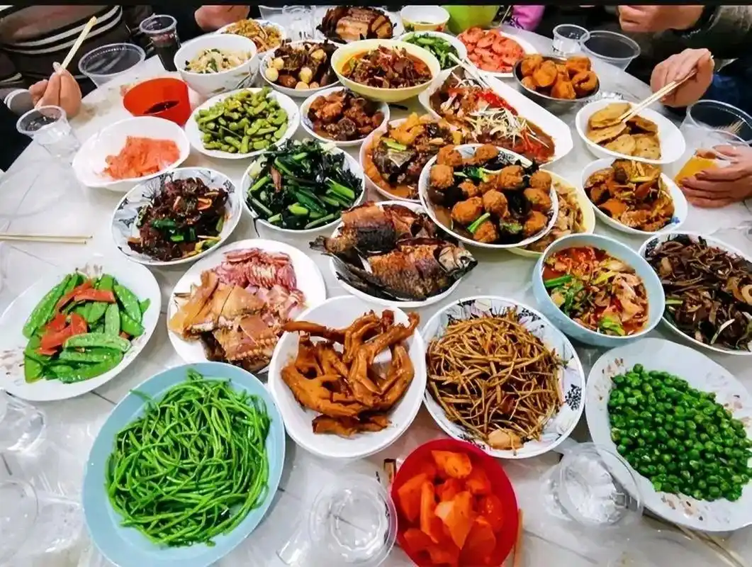 昨天,老战友约我去酒店吃饭,一进包间就发现了三个陌生面孔,老战友逐