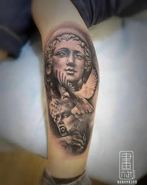 《天使与魔鬼》纹身图片_手臂欧美写实欧美天使吸血鬼纹身图案
