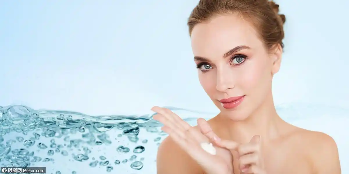 护肤品化妆品的快乐的轻女人与保湿霜手上的水溅泡泡蓝色的背景皮肤