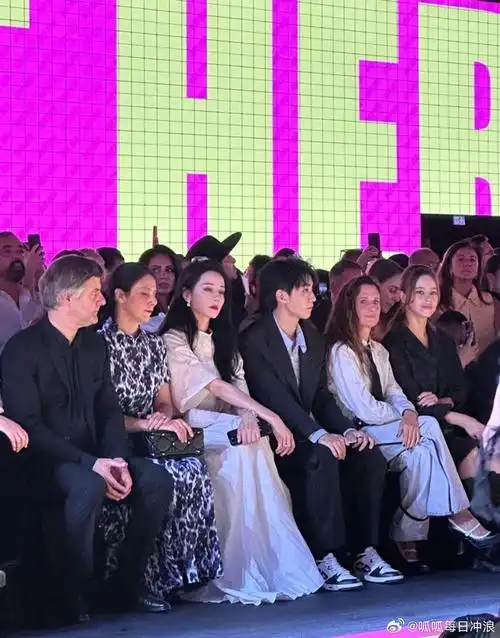 巴黎时装周dior大秀迪丽热巴王俊凯同框路透图!