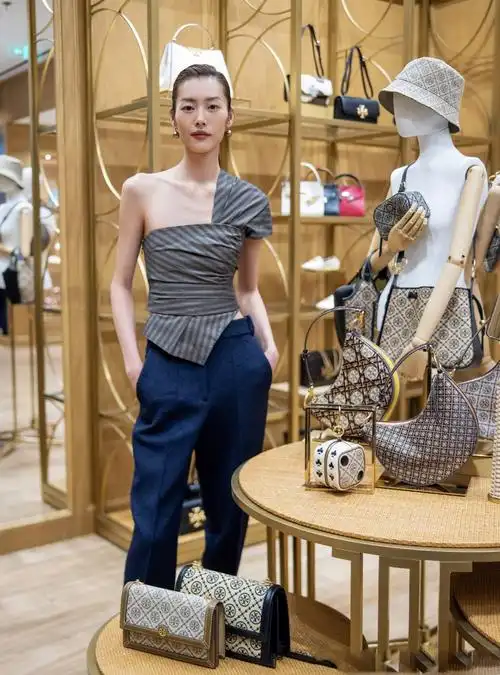 刘雯身着toryburch2022秋冬系列搭配tmonogram编织提花水桶包