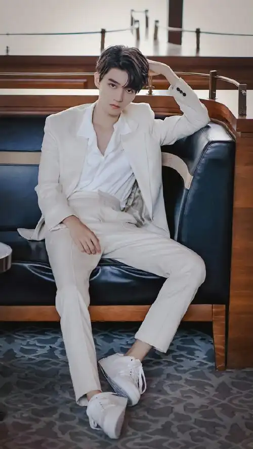 王俊凯白西服造型路透#提起白西装,怎么能没有这场封神造型