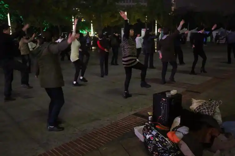 跳广场舞虽然快乐 但扰民了就应该进行更改和管理