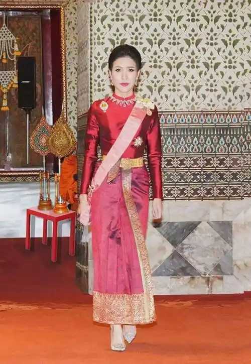 贵妃穿背心急飞德国团聚,泰王机场赠送10套礼服_妮娜_身材_泰服