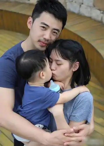 黄英自爆哺乳照