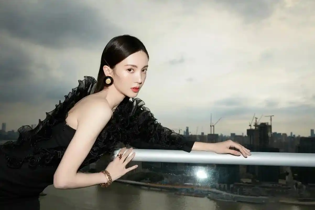 金晨个人资料简介 出生于山东省,毕业于北舞民族舞专业,生日1990年9月