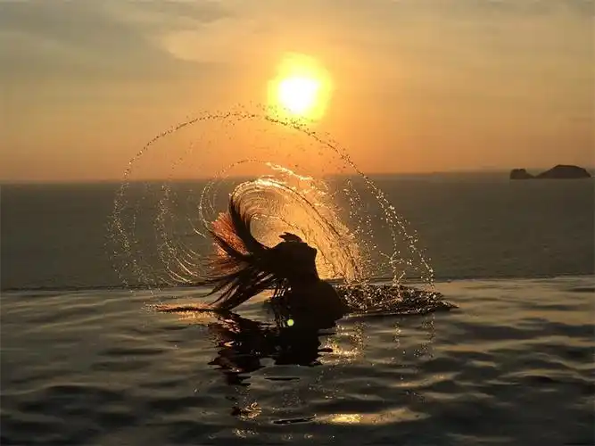 娱乐讯 最近,陈冰曝光了自己的私房度假照,夕阳下与天相接的无边泳池