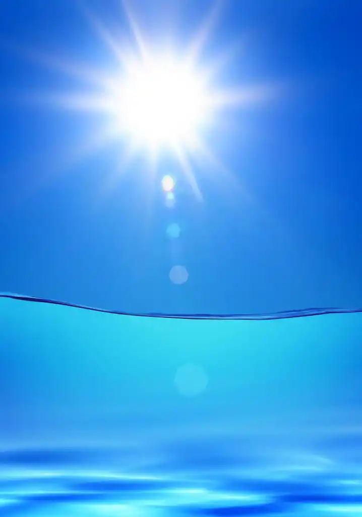 水在阳光下,明亮的蓝色湖水在热带气候炎热的阳光下