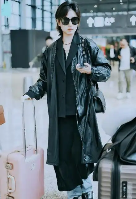 万茜机场亮相,全黑穿搭展现潇洒魅力,气质超群!