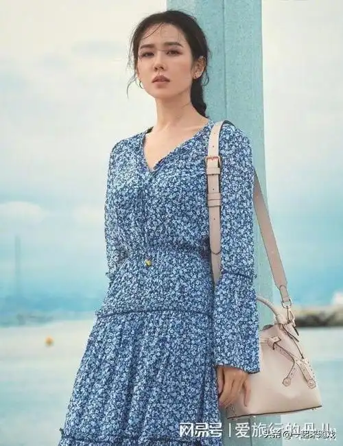 韩国女演员孙艺珍笑眼弯弯眼中有光